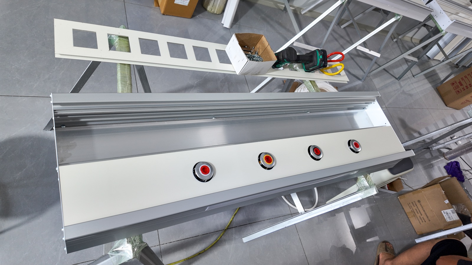 Lighting channel and medical gas outlet positions on the assembled unit.
