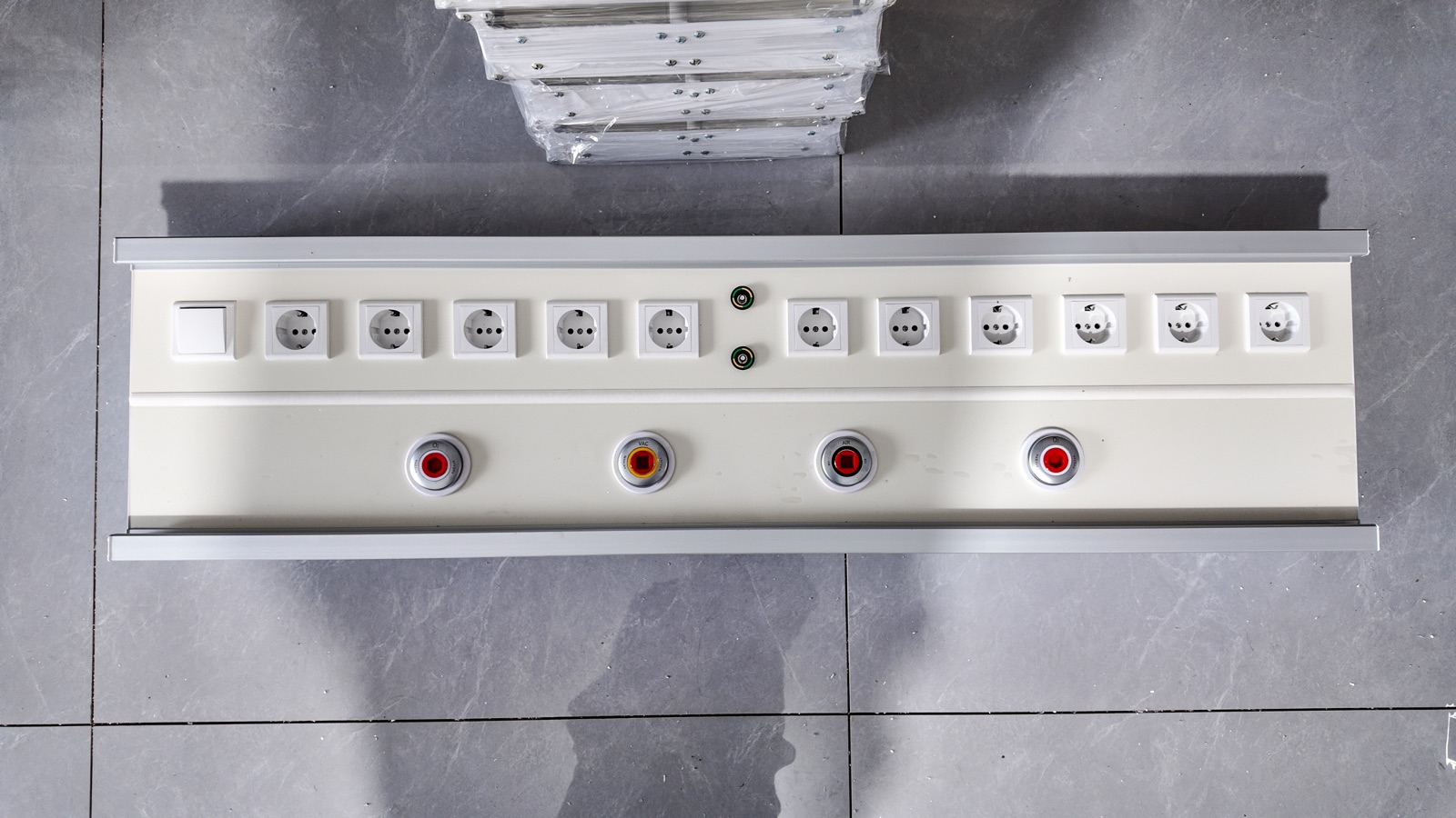 Completed panel layout with the socket row and four medical gas outlets.