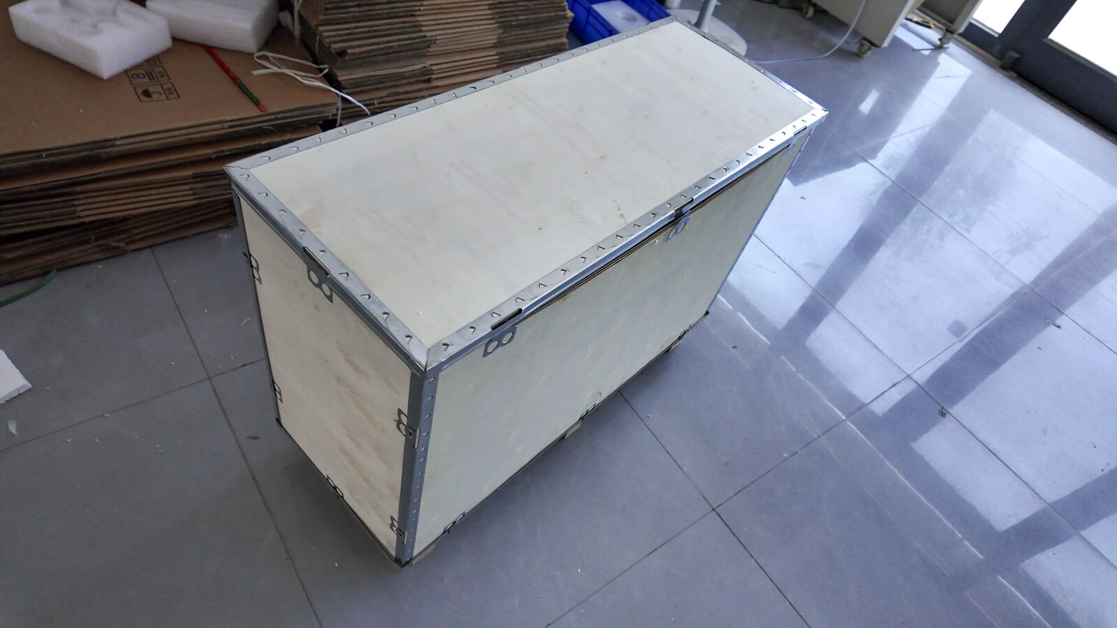 Closed wooden shipping crate for the GVB-4 batch