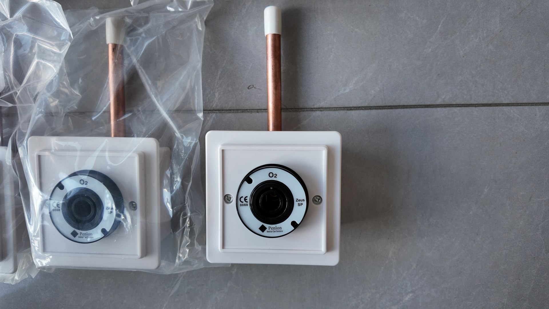 British standard oxygen outlet with O2 identification
