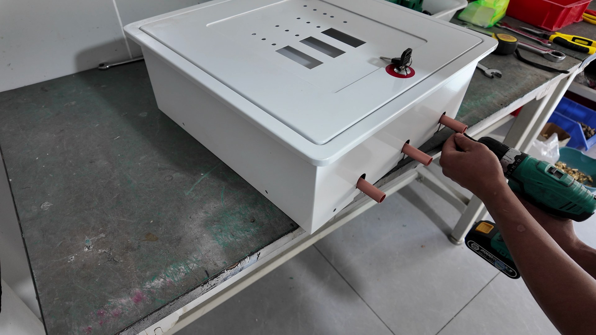 Fastening the GVB-3 cabinet with three side pipe connections