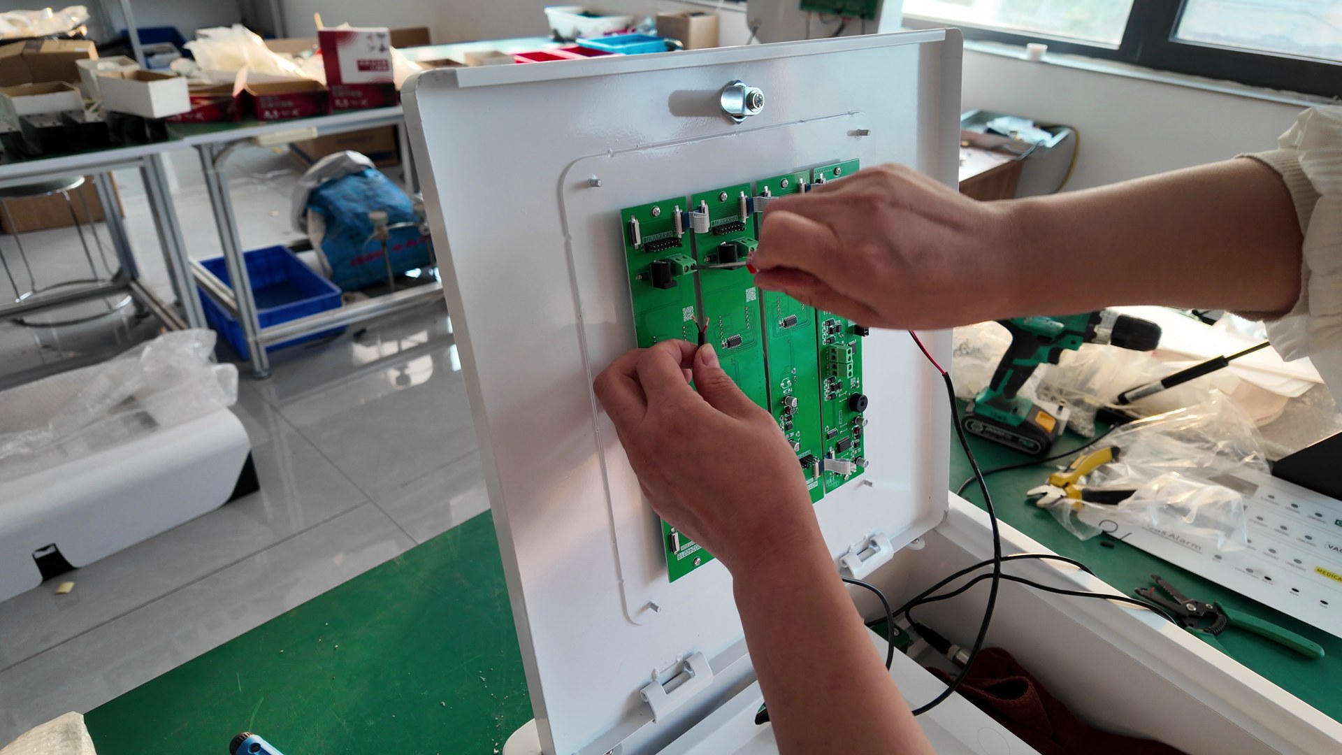 Connecting wiring behind the GVB-3 alarm panel