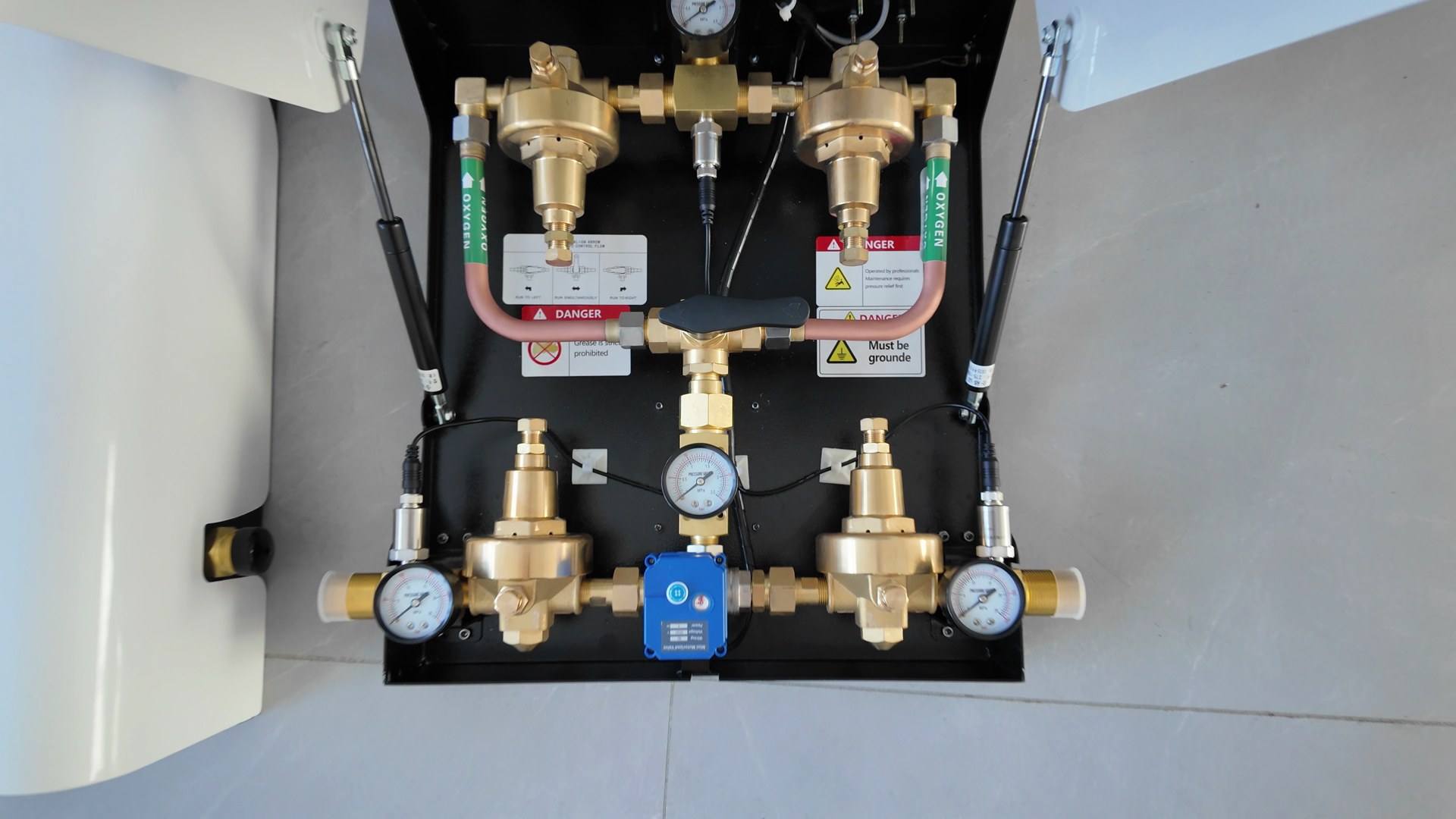 Internal pipework and gauges of the oxygen manifold